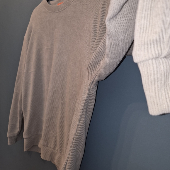 Negative Space Ribbed Crewneck - Picture 6 of 6